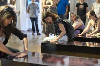 Így látjuk mi... Öntárgyiasítás, női pozíciók című kiállítás az  Ybl Budai Kreatív Házban-stock-foto