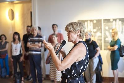 Így látjuk mi... Öntárgyiasítás, női pozíciók című kiállítás az  Ybl Budai Kreatív Házban-stock-foto