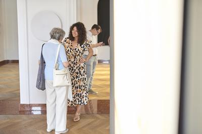 Így látjuk mi... Öntárgyiasítás, női pozíciók című kiállítás az  Ybl Budai Kreatív Házban-stock-foto