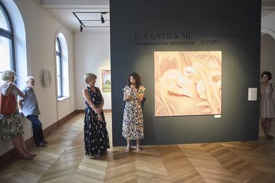 Így látjuk mi... Öntárgyiasítás, női pozíciók című kiállítás az  Ybl Budai Kreatív Házban-stock-foto