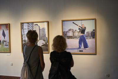 Így látjuk mi... Öntárgyiasítás, női pozíciók című kiállítás az  Ybl Budai Kreatív Házban-stock-foto