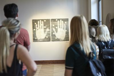 Így látjuk mi... Öntárgyiasítás, női pozíciók című kiállítás az  Ybl Budai Kreatív Házban-stock-foto