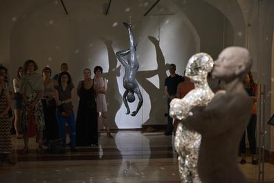 Így látjuk mi... Öntárgyiasítás, női pozíciók című kiállítás az  Ybl Budai Kreatív Házban-stock-foto