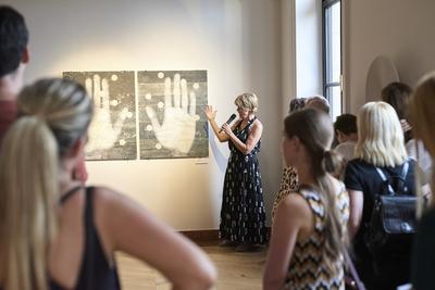 Így látjuk mi... Öntárgyiasítás, női pozíciók című kiállítás az  Ybl Budai Kreatív Házban-stock-foto