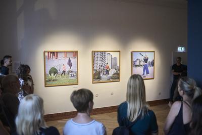 Így látjuk mi... Öntárgyiasítás, női pozíciók című kiállítás az  Ybl Budai Kreatív Házban-stock-foto