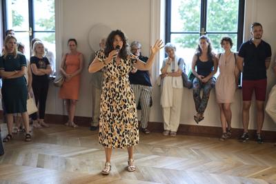 Így látjuk mi... Öntárgyiasítás, női pozíciók című kiállítás az  Ybl Budai Kreatív Házban-stock-foto