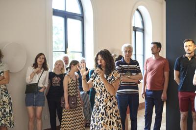 Így látjuk mi... Öntárgyiasítás, női pozíciók című kiállítás az  Ybl Budai Kreatív Házban-stock-foto