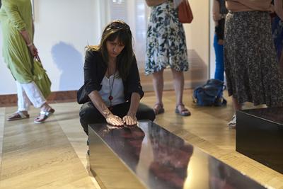 Így látjuk mi... Öntárgyiasítás, női pozíciók című kiállítás az  Ybl Budai Kreatív Házban-stock-foto