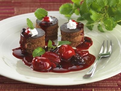 fekete erdei falatka-stock-foto