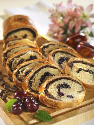 Aszalt meggyes, csokoládés kalács-stock-foto