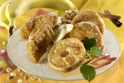 Alma és banán köntösben-stock-foto