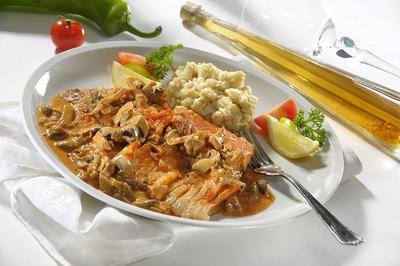 Bakonyi ponty juhtúrós galuskával-stock-foto