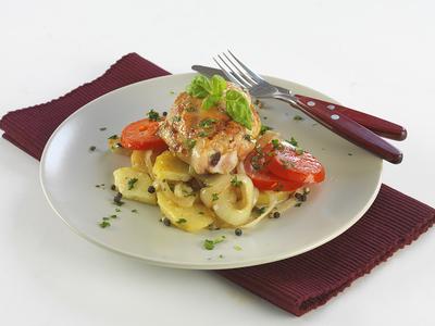 csirkecombok görög burgonyával-stock-foto