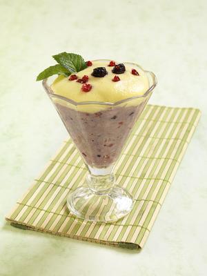 erdei gyünölcsös rizskehely-stock-foto