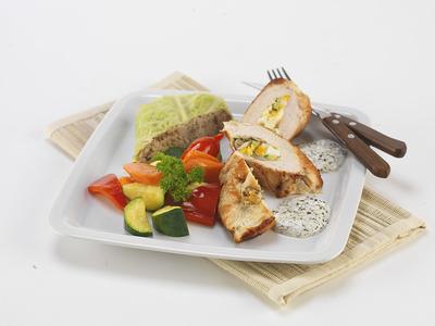 erdei gombás fürjtojással töltött jércemell-stock-foto