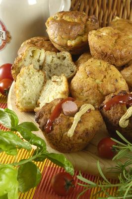 Görögös, hagymás és hot dog muffin-stock-foto