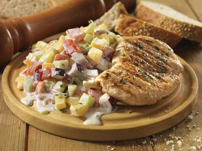 grillezett pulykasteak nyári majonézes salátával-stock-foto