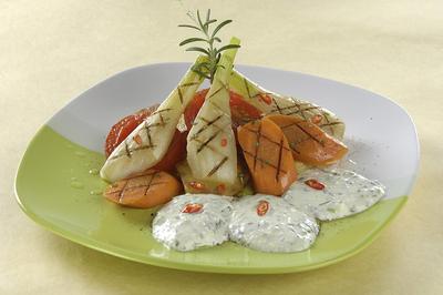 grillezett zöldségek tojásos dippel-stock-foto