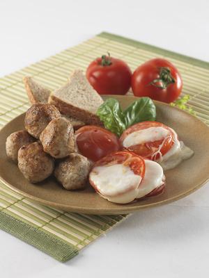 grillezett paradicsom fűszeres húsgolyókkal1-stock-foto