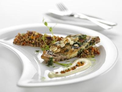 Friss füszerekben pácolt harcsafilé grillen-stock-foto