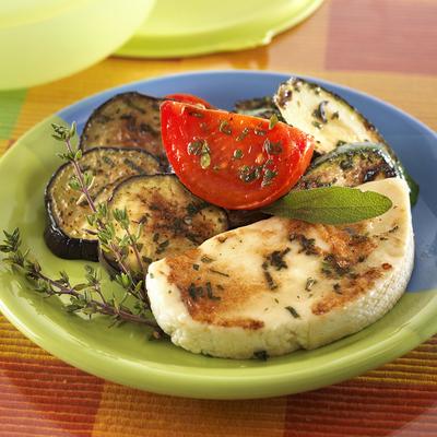 grillezett zöldségek gomolya sajttal-stock-foto