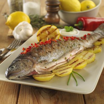 grillezett citromos pisztráng-stock-foto