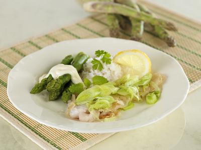 Grillezett halfilé párolt póréhagymával zöld spárgával-stock-foto