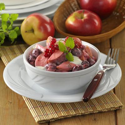 krémes nyári gyümölcssaláta tejszínes majonéz öntettel-stock-foto