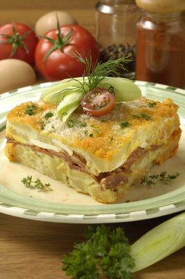 kolbászos,pórés rakott francia burgonya-stock-foto