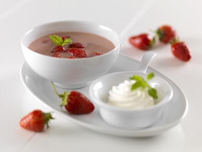 Hideg eperkrémleves3-stock-foto