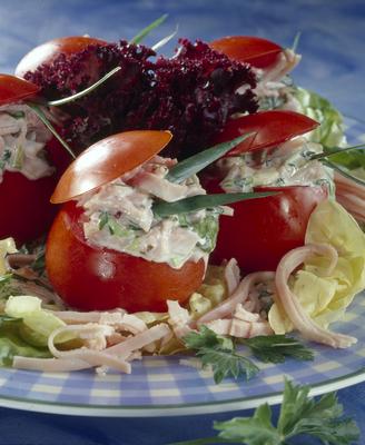 Hússalátával töltött paradicsom-stock-foto