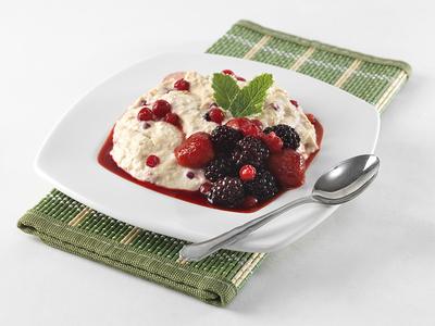 Ribizlis panna cotta erdei gyümölcsöntettel-stock-foto