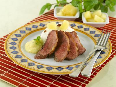 Rózsaszínre sütött kacsamell egzotikus ananászmártással-stock-foto