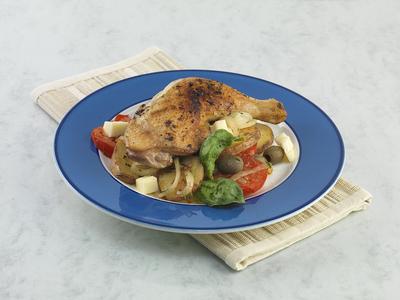 sült csirkecomb görög burgonyával-stock-foto