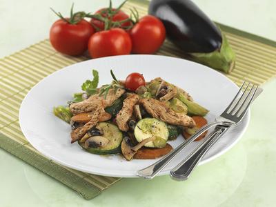 sült zöldségek pulykacsíkokkal-stock-foto