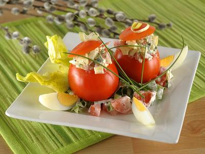 Tojásos zöldséggel töltött paradicsom-stock-foto