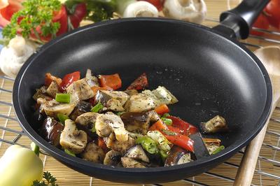 vokban sűlt zöldségek-stock-foto