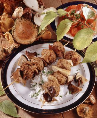 Vaddisznógombócok erdei gombával-stock-foto