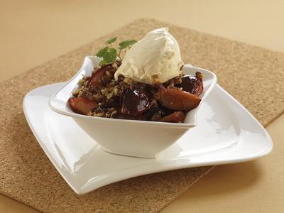 Vajon párolt szilva mogyorómorzsával-stock-foto