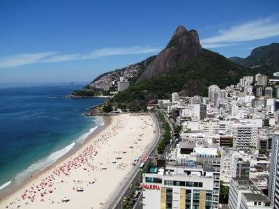 Rio de Janeiro - tengerpart, szállodasor és hegy.-stock-foto