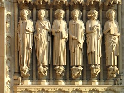 A párizsi Notre Dame apostol szobrai-stock-foto