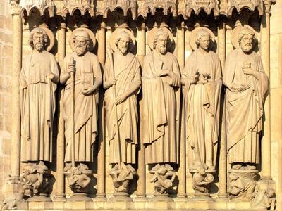 A párizsi Notre Dame apostol szobrai-stock-foto