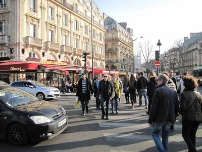 Párizsiak a Boulevard Saint Michelen-stock-photo