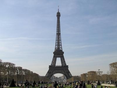 Az Eiffel torony tavasszal-stock-foto