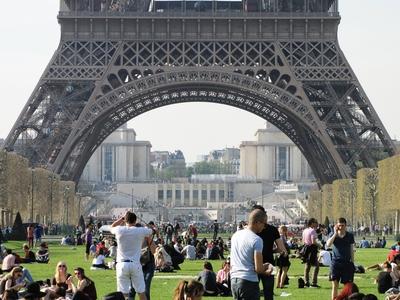 Napozás az Eiffel torony lábai alatt-stock-foto