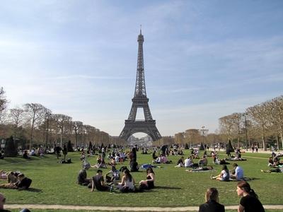 Az Eiffel torony tavasszal-stock-foto