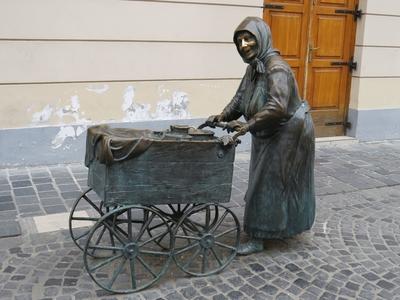 Kati néni szobra Székesfehérváron-stock-foto