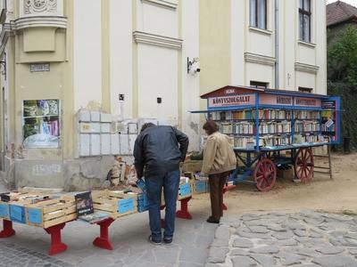 Utcai könyvárus-stock-foto