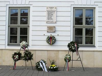 Koszorúk Székesfehérváron 1956 évfordulóján-stock-foto