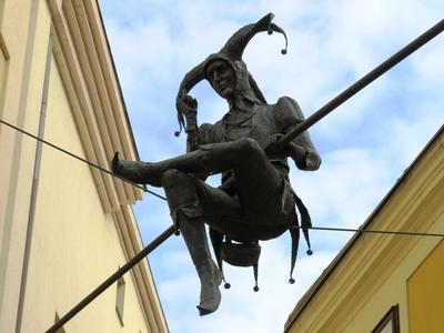 Mujkó bohóc szobra Székesfehérváron-stock-foto